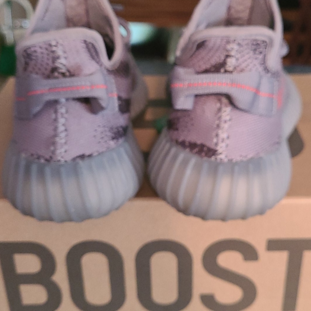 Yeezy Boost 350 V2 - Picture 4 of 5
